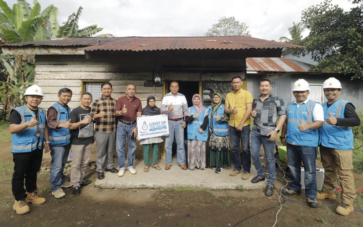 Wajah penuh syukur terlihat dari Elidawati, wanita lansia Kelurahan Ibuh saat mendapatkan bantuan dari PLN Kota Payakumbuh.