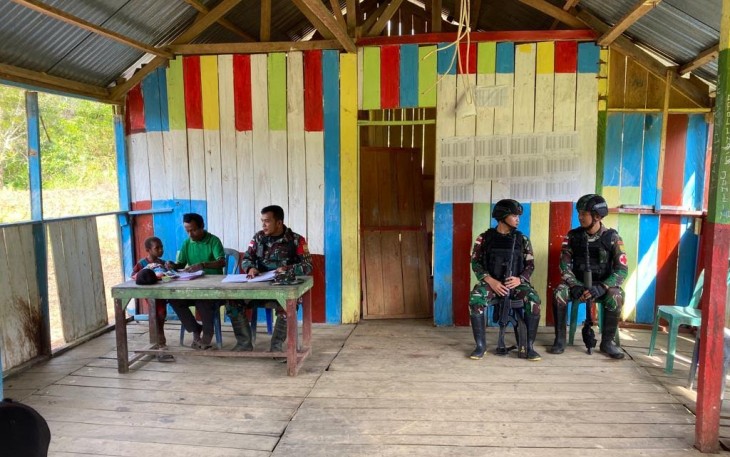 Satgas Yonif 143/TWEJ saat Hadiri Musyawarah Kampung di Pedalaman Papua