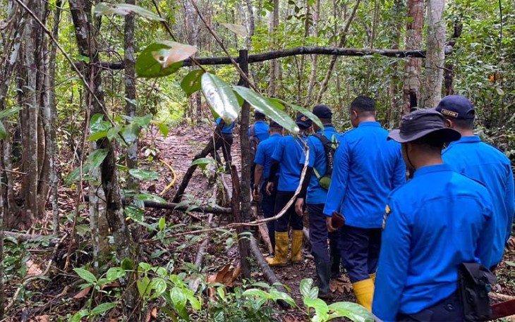 Ditpam BP Batam saat bertugas melakukan pengamanan kegiatan ilegal di hutan areal Daerah Tangkapan Air (DTA).