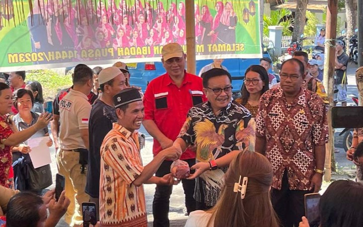 Wali Kota Bitung Maurits Mantiri saat membagikan daging sapi