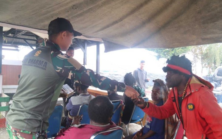 Kedekatan hubungan emosional antara Satuan Tugas (Satgas) Mobile Yonif 330/Tri Dharma Kostrad dengan masyarakat Intan Jaya terjalin semakin erat. 