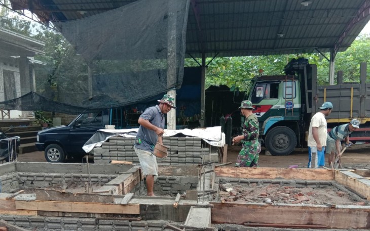 Babinsa Desa Gondosuli Serda Puspito anggota Koramil Tipe B 0807/14 Gondang bersama warga  melaksanakan kerja bakti membangun rumah warga binaan Desa Gondosuli Kecamatan Gondang Kabupaten Tulungagung Jawa timur, Selasa (26/12/2023)