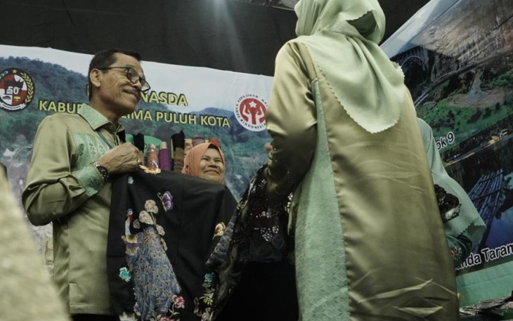 Bupati Limapuluh Kota Safaruddin, mengapresiasi Songket Halaban kombinasi Kapalo Samek masuk proses nominasi pada Inacraft Award pada ajang The 23rd Jakarta International Handicraft Trade Fair 2023.