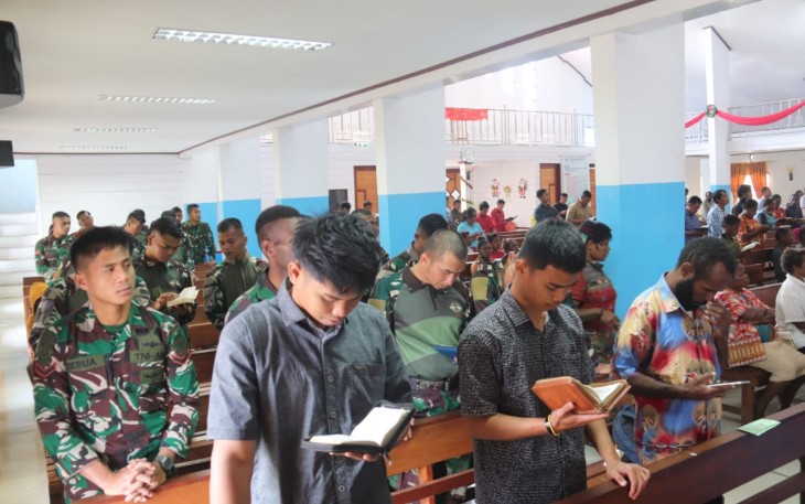 Prajurit Satgas Yonif 330 Beragama Kristen Ikuti Ibadah Minggu Bersama Masyarakat Intan Jaya