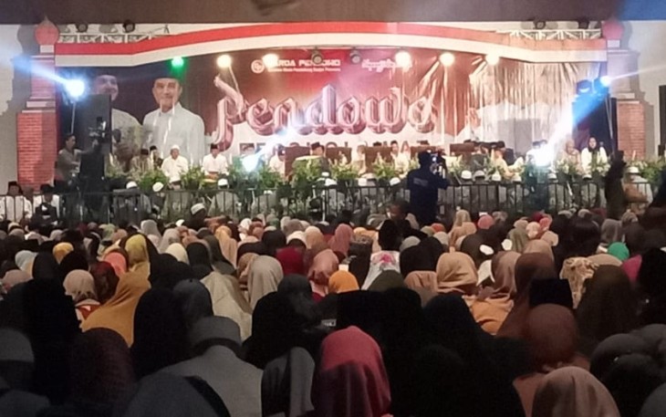 Suasana acara Pendowo Bersholawat bersama Habib Zaidan Bin Haidar Bin Zahya, di Gedung Kebudayaan Karanganyar, Senin (27/11/2023) malam