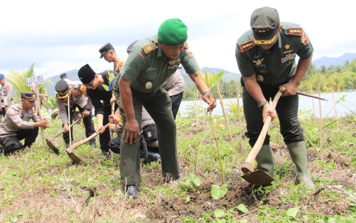 Aksi Tanam Mangrove di Pantai Kili-Kili
