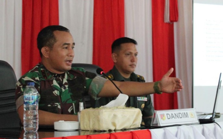 Dandim 1310/Bitung, Letkol Arm Yoki Efriandi Gumay, M.Han dengan di dampingi Kasdim 1310/Bitung, Mayor Inf Novri Albert Pratasik saat memberikan arahan kepada Personil Kodim 1310/Bitung