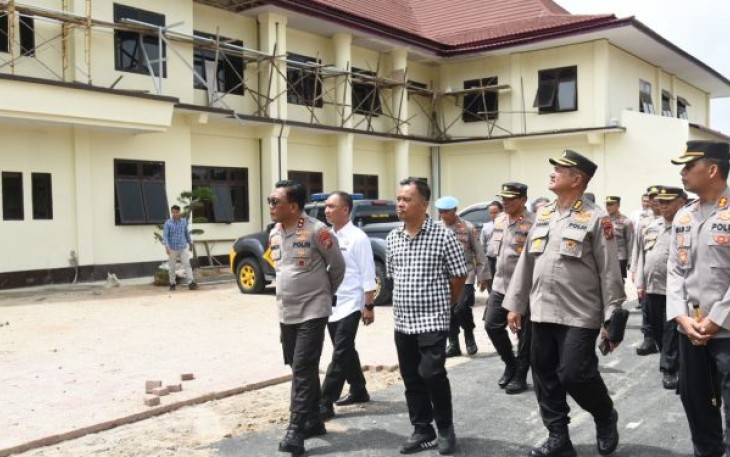 Kapolres, AKBP Imam Zamroni, SIK, MH, dampingi Kapoldasu, Irjen Pol Drs RZ Panca Putera Simanjuntak, MSi, beserta rombongan guna meninjau bangunan Mako Polres Tapanuli Selatan (Tapsel) yang baru di Kecamatan Sipirok, Rabu (12/7/2023) siang
