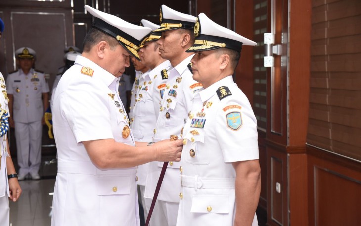 Panglima Komando Lintas Laut Militer Laksda TNI Edwin, S.H., M.Han, M.H. memimpin jalannya pengukuhan dan serah terima sejumlah jabatan strategis di lingkungan Kolinlamil yang dilaksanakan di gedung Laut Nusantara, Mako Kolinlamil, Tanjung Priok, Jakarta Utara, Jumat (8/9).
