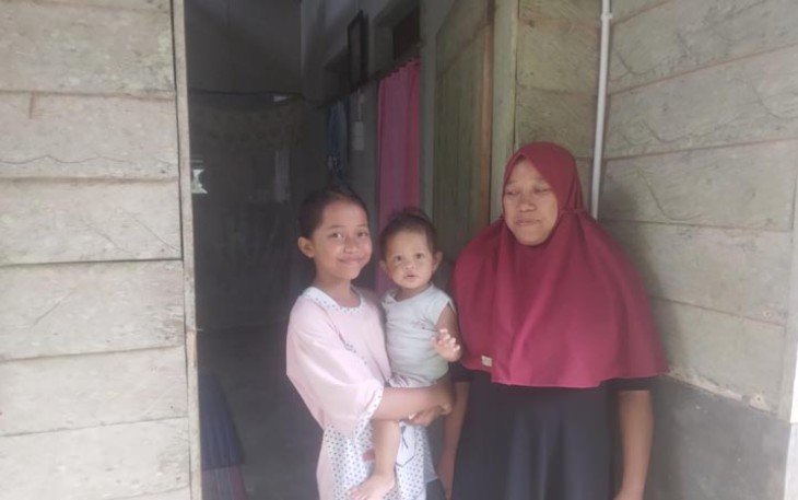 Puluhan Rumah Warga Dapat Bantuan KWH dari Anggota DPRD Pasbar