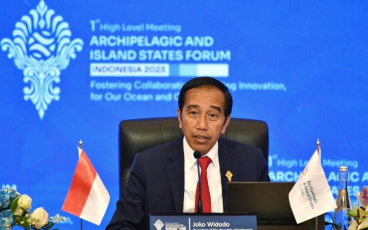 Presiden Joko Widodo menyampaikan keterangan kepada wartawan tentang tentang hasil Konferensi Tingkat Tinggi Archipelagic and Island States (KTT AIS) Forum 2023 di Media Center KTT AIS Forum, Bali Nusa Dua Convention Center, Nusa Dua, Kabupaten Badung, Bali, Rabu (11/10/2023). Infopublik/Amiriyandi