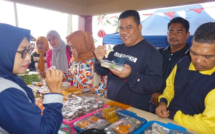 Sekda Bintan saat mengunjungi stand Festival Kuliner Desa Malang Rapat