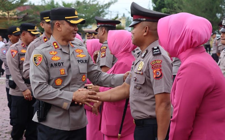 Kapolres Aceh Timur saat menyalami Angotanya yang Naik Pangkat