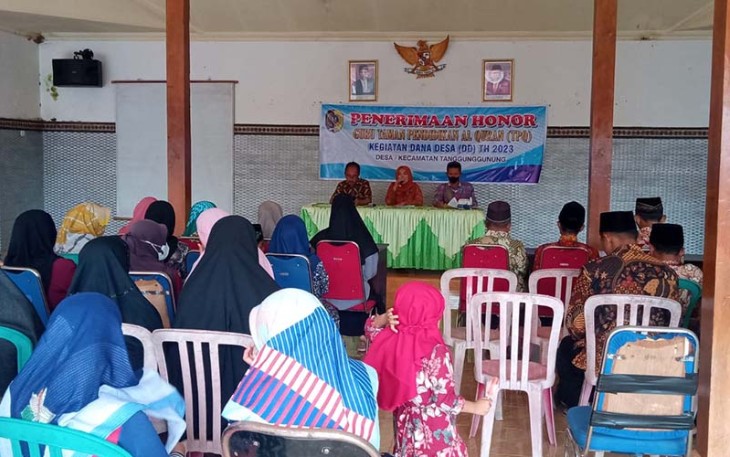 Pelaksanaan pemberian honor guru taman pendidikan Al-Quran diikuti Kades beserta perangkat serta guru ngaji di Aula Balai Desa Tanggunggunung