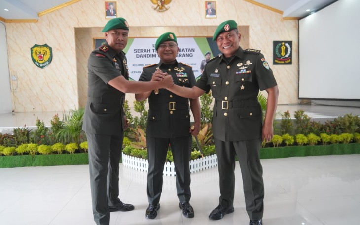 Brigjen TNI Tatang Subarna saat Pimpin Serah Terima Dandim 0602/Serang