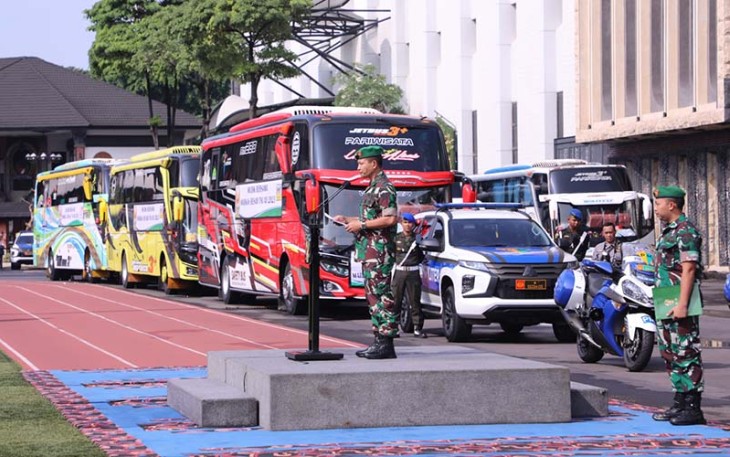 TNI AD saat Berangkatkan 1.638 Keluarga Besar Mabesad Pada Mudik Bersama Tahun 2023 
