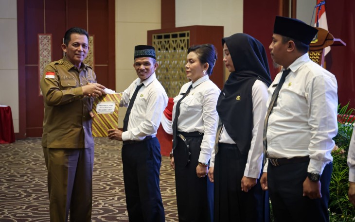 Gubernur Ansar saat Serahkan SK Untuk 703 Orang PPPK Tenaga Guru 