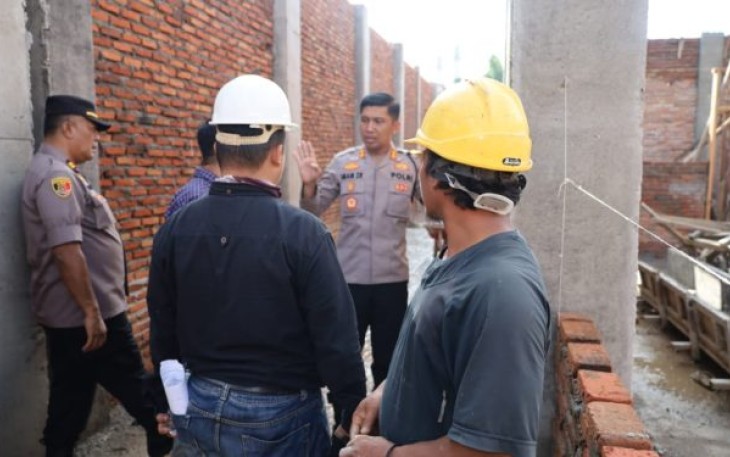 Kapolres, AKBP Imam Zamroni, SIK, MH, bersama jajaran, kembali meninjau progres pembangunan Markas Polres Tapanuli Selatan (Tapsel), Senin (1/5/2023) sore. Kapolres, turut mengecek sejumlah bagian bangunan, guna mengetahui sudah sejauh mana pembangunan Markas Polres Tapsel itu.