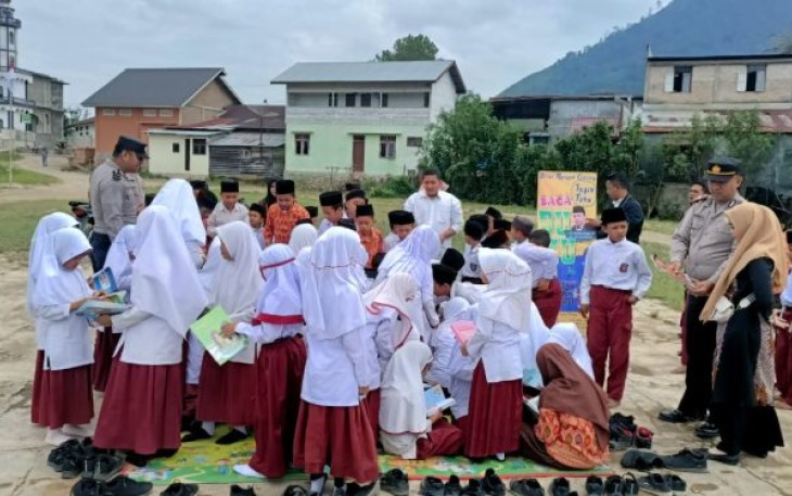 Gandeng Pesantren Darul Mursyid, Kapolsek SD Hole Ajak MIN 2 Tapsel Budayakan Literasi