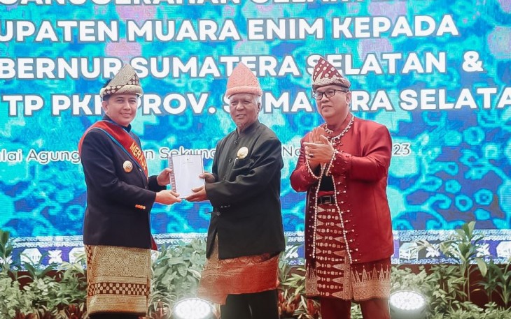 Pj Gubernur Sumsel Agus Fatoni dan Pj Ketua PKK Sumsel Mendapat Gelar Adat di Muara Enim