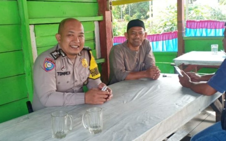 Bhabinkamtibmas Polres Tapsel, Bripka Tommy Harianto, SH.Saat sambang warga ke Desa Muaratais I, Kecamatan Angkola Muaratais