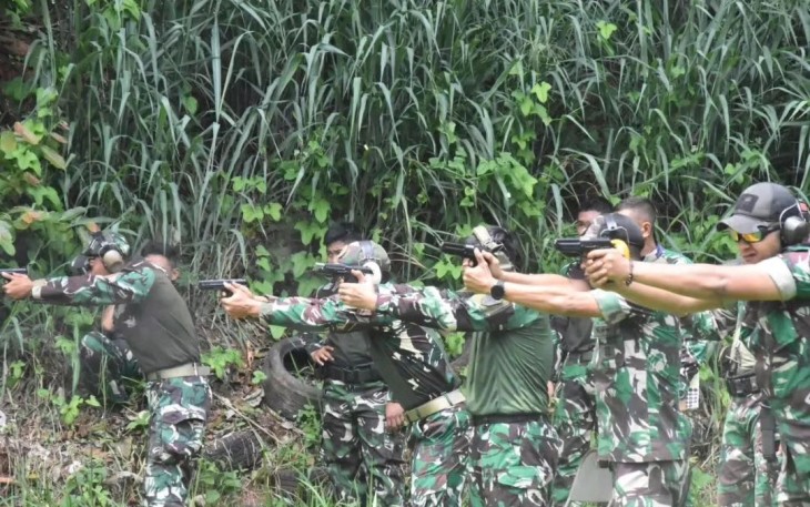Komandan Brigif 17 Kostrad Letkol Inf Krisna Pribudi, M.Si.Han., beserta Perwira Staf Brigif 17 Kostrad melaksanakan menembak Pistol dan Senapan jarak 100 M di lapangan tembak 100 Brigif 17 Kostrad, Cijantung, Selasa (12/12/2023)