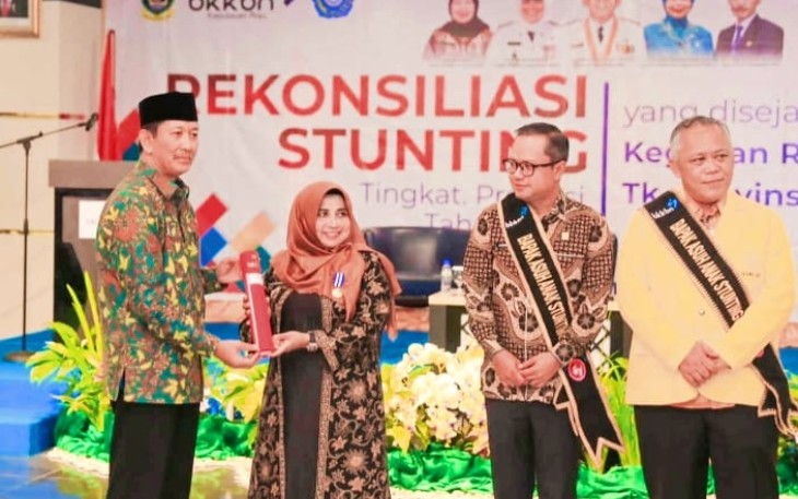 Wali Kota Tanjungpinang, Hj. Rahma, S IP.,M.M, saat menerima penghargaan Manggala Karya Kencana dari BKKBN