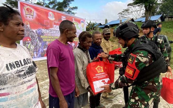 Satgas Yonif 310/KK yang berada di Pos Oksibil, Pos Okpol dan Pos Yabanda salurkan bantuan Kogabwilhan III berupa puluhan paket sembako di Kampung Tulo (Distrik Dabolding), Kampung Banumdol (Distrik Oksibil) dan Kampung Yabanda (Distrik Yaffi), Kabupaten Pegunungan Bintang, Selasa (26/12/2023)