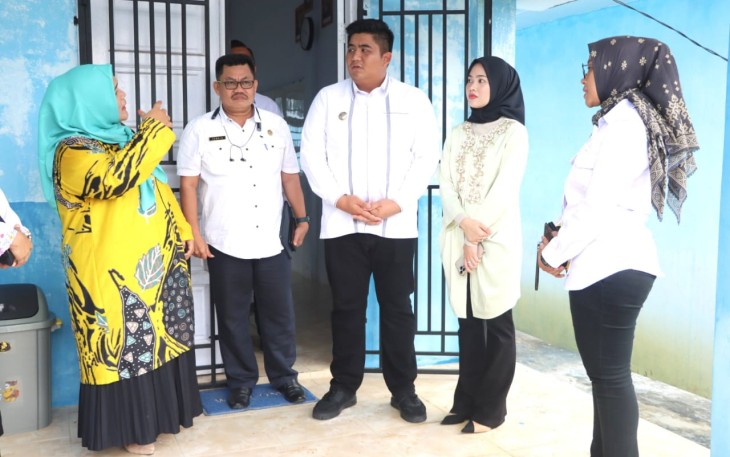 Bupati Roby Kurniawan Serahkan Ijazah Paket