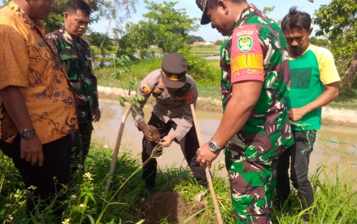  Koramil 0602-16/Ciruas Kodim 0602/Serang bersama Pemerintah Daerah setempat dan Polsek Ciruas serta masyarakat, melaksanakan kegiatan Karya Bakti (Karbak) penanaman pohon dipinggiran sungai yang terletak di jalan raya Ciruas menuju Pontang, bertempat di Desa Gosara Kecamatan Ciruas Kabupaten Serang Provinsi Banten, Jum'at (15/12/2023)