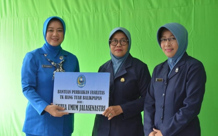 Ketua Umum Jalasenastri Ny. Fera Muhammad Ali memberikan bantuan dana renovasi TK Hang Tuah Perwakilan Balikpapan yang diterima langsung oleh Kasatdik TK Hang Tuah Perwakilan Balikpapan Midyawati, S.Pd didampingi Ketua Pengurus Perwakilan Balikpapan Yayasan Hang Tuah Dra. Rosmiyati, M.A yang berlangsung di VIP Room, Mako Lanal Balikpapan.