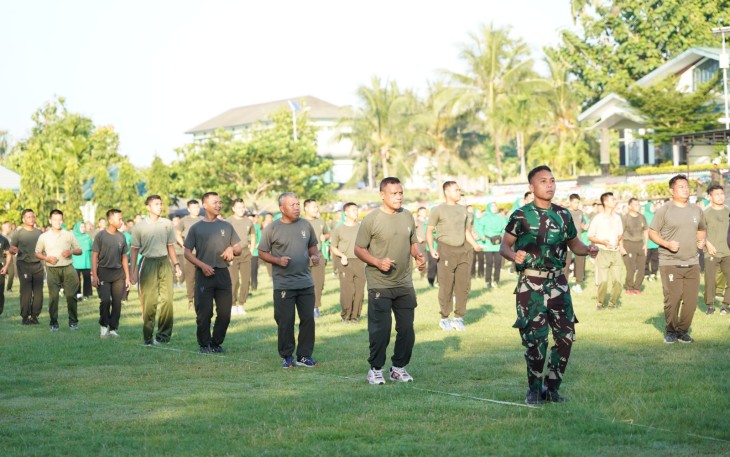 Pangdam XVIII/Kasuari dan Ketua Persit KCK Daerah XVIII/Kasuari Olahraga Bersama Jalin Keakraban