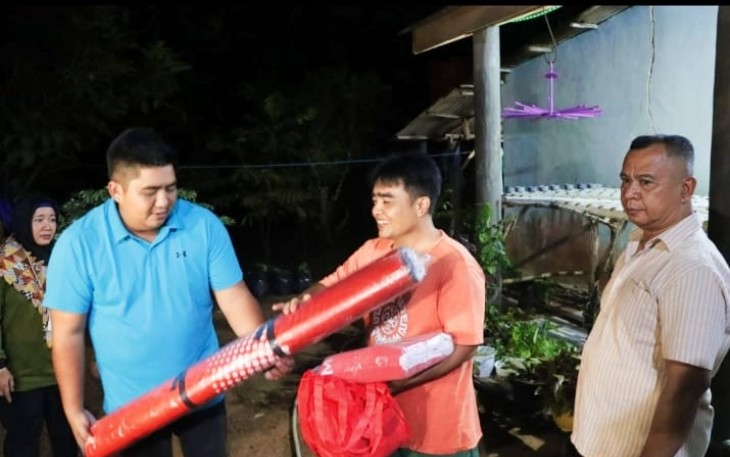 Bupati Bintan Roby Kurniawan SPWK saat memberikan bantuan ke sejumlah warga yang terdampak banjir