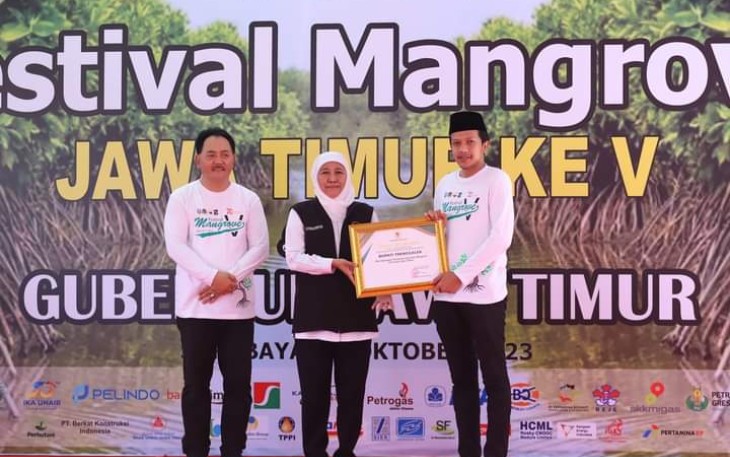 Wakil Bupati Trenggalek, Syah Muhamad Natanegara, saat menerima piagam penghargaan pada Festival Mangrove Jatim V, di Romokalisari adventure land, Kecamatan Benowo, Kota Surabaya, Selasa (31/10/2023)