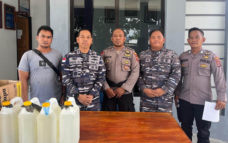 Komandan Lanal Nabire Lekol Laut (P) Pius Herdasa Krisna Murti, S.T., M. T, CBEI., CACA., CRMP., CHRMP. menyerahkan tangkapan beserta barang bukti penyelunduoan miras illeggal kepada Polsek KP3 Laut Pelabuhan Nabire yang diwakili Aiptu Imran.