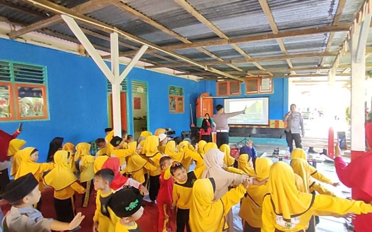 Polisi saat Berikan Sosialisasi Kenalkan Tertib Lalu Lintas Sejak Dini