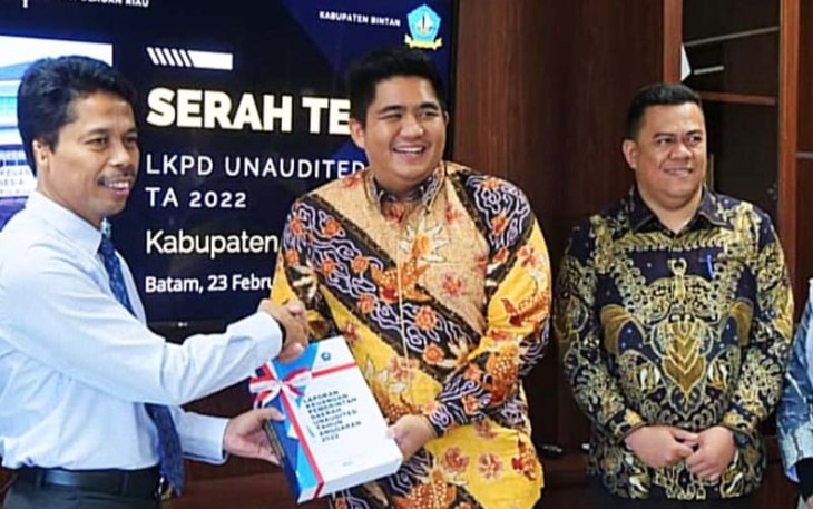 Bupati Bintan saat Serahkan LKPD Unaudited TA 2022