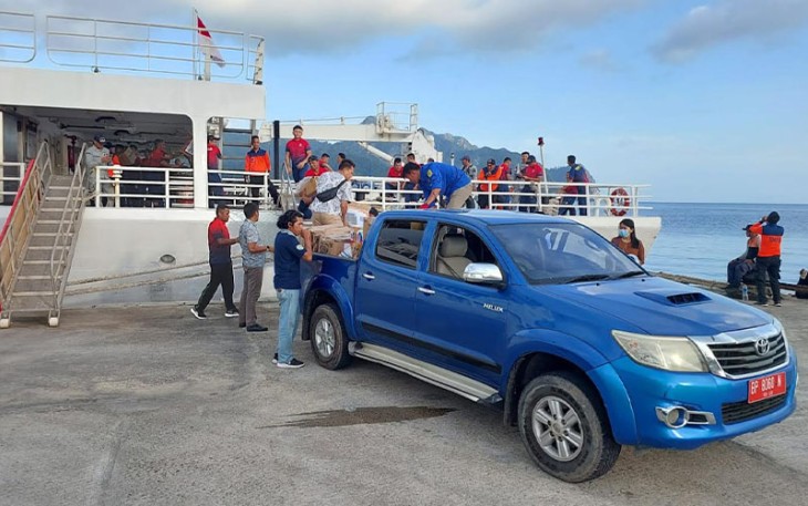 KN Tanjung Datu-301 saat Bertolak Antar Bansos ke Pulau Serasan