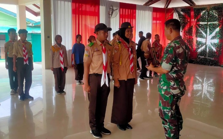 Kodim 1710/Mimika saat Terima Cinderamata dari Saka Wira Kartika