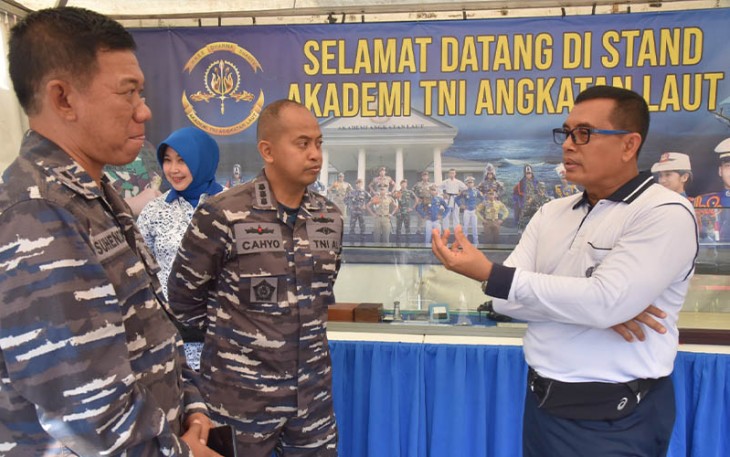 Gubernur Akademi TNI Angkatan Laut (AAL) Mayjen TNI (Mar) Endi Supardi didampingi Ketua Cabang BS Jalasenastri AAL Ny. Nana Endi Supardi menghadiri pameran Alutsista dan Naval Base Open Day (NBOD).