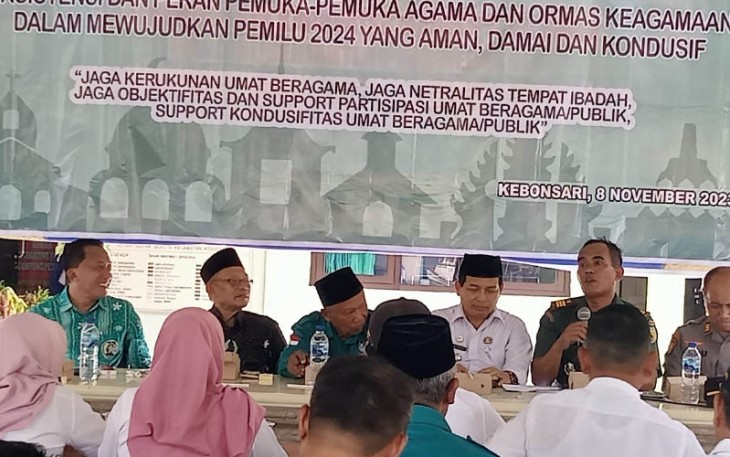Danramil 13/Kebonsari Kodim 0803/Madiun Kapten Chb Totok Langgeng saat hadir dalam acara sosialisasi eksistensi dan peran pemuka agama dan ormas keagamaan dalam mewujudkan pemilu 2024, menyampaikan pentingnya terselenggaranya pemilu yang aman damai kondusif.