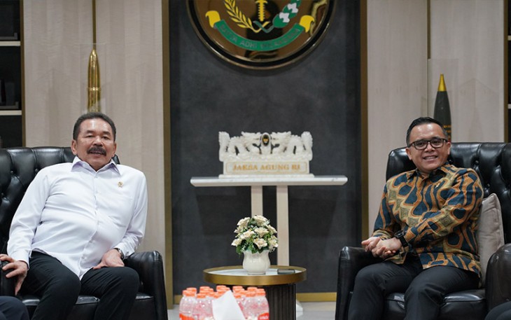 Jaksa Agung ST Burhanuddin saat menerima kunjungan silaturahmi Menteri PANRB Azwar Anas