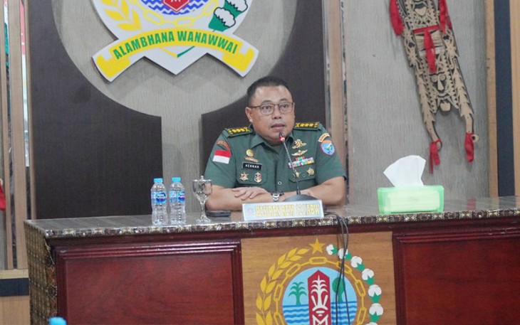 Kasiren Korem 121/Abw Kolonel Arm Herman Sudharmanto, S.Sos., saat memimpin rapat 