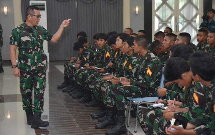 Pembekalan kepada 241 Prajurit Taruna (Pratar) AAL Angkatan ke-72 di gedung Maspardi, Ksatrian AAL, Bumimoro Surabaya, Jumat (01/12).