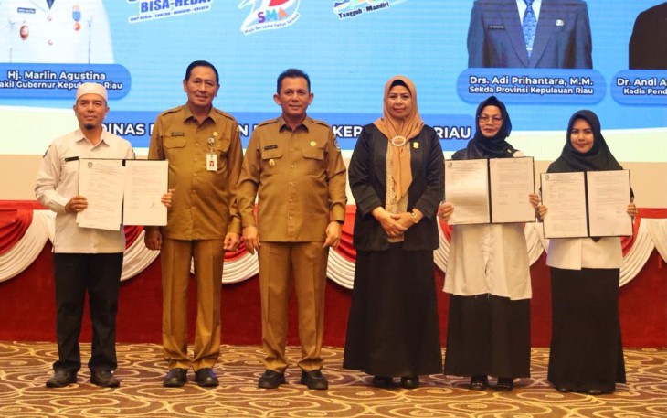 Penandatanganan Surat Perjanjian Kontrak (SPK) Pendidik dan Tenaga Kependidikan (PTK) Non ASN Tahun 2023 Provinsi Kepulauan Riau untuk Kota Tanjungpinang dan Kabuptaen Bintan  di Aula Wan Seri Beni Dompak, Tanjungpinang, Senin (13/02). 