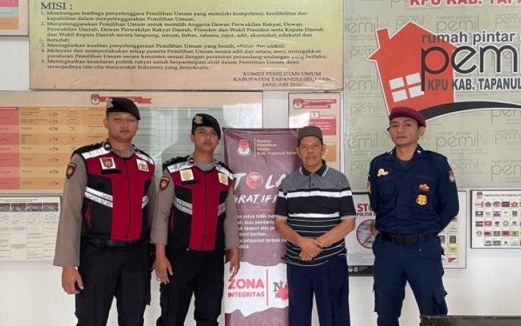 Tim Patroli Perintis Presisi Sat Samapta Polres Tapanuli Selatan (Tapsel) perketat pengamanan di Kantor Komisi Pemilihan Umum (KPU) dan Bawaslu setempat
