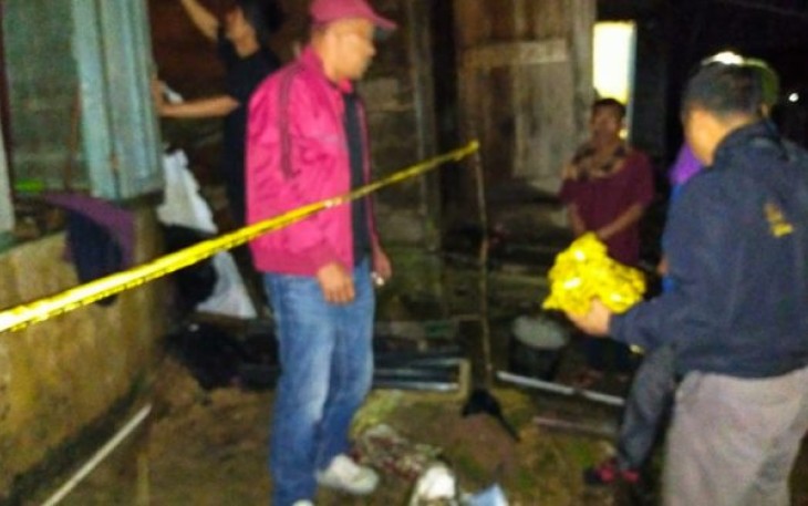 Kanit dan personel Piket fungsi melakukan olah TKP dengan memasang garis polisi dan mendokumentasikan serta mengamankan barang bukti.