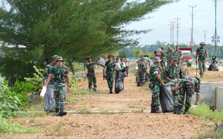 Prajurit Lanudal Tanjungpinang Bersih Pantai 