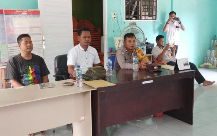 Bhabinkamtibmas Polsek Padang Bolak, Aipda Ali Sabran dan Bripka Dedy Rinaldi Hasibuan, kawal langsung penyaluran bantuan langsung tunai (BLT), pada Rabu (3/5/2023) pagi.