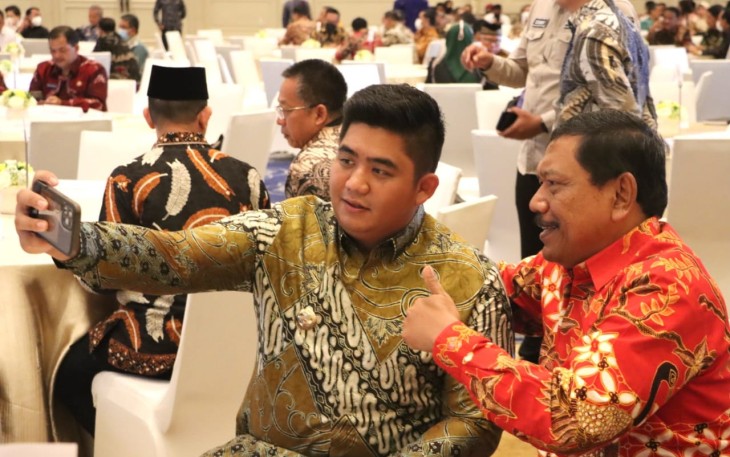 Bupati Bintan Roby Kurniawan (kiri) saat berfoto dengan Bupati Bengkulu Utara disela-sela acara.